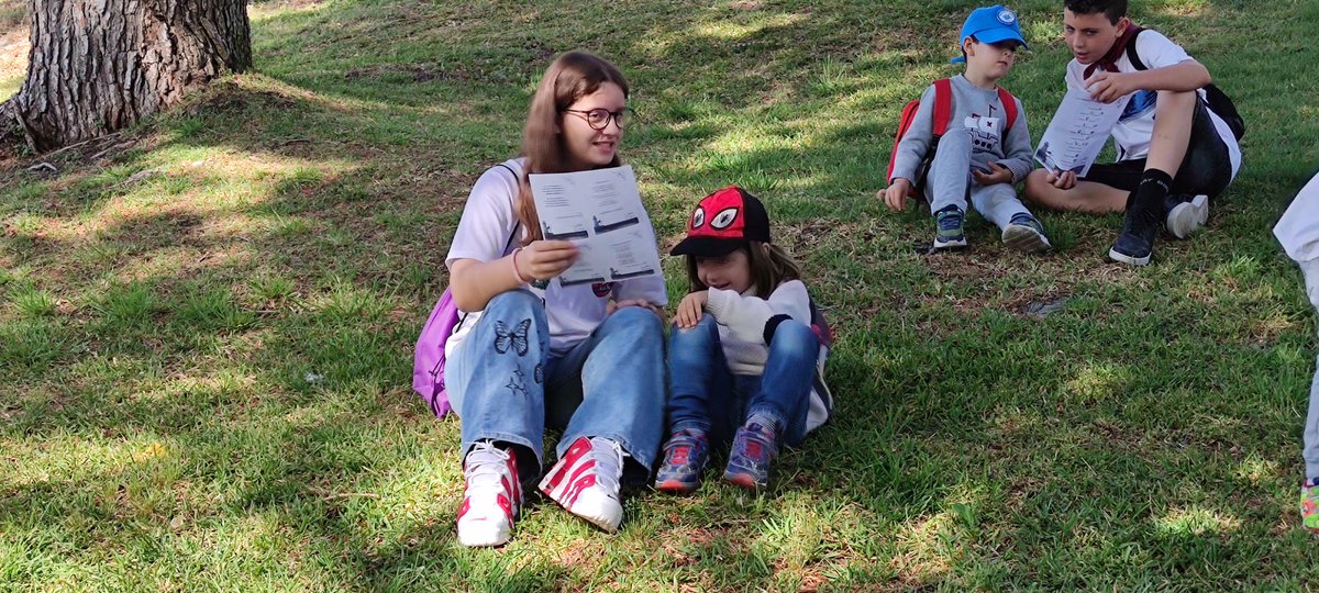 PaquiCara's tweet photo. 25 centros educativos desde infantil a secundaria con más de 2000 alumnos nos hemos subido a la lectura para celebrar #eldiadellibro inundando calles y plazas de #Motril con lecturas de poesía cuentos y pasacalles organizado por el #grupodecooperacionbibliotecaria #lamardelibros https://t.co/ttbWWEPUQJ