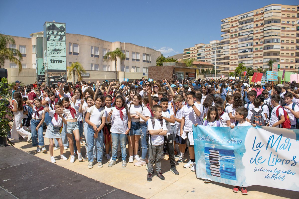 PaquiCara's tweet photo. 25 centros educativos desde infantil a secundaria con más de 2000 alumnos nos hemos subido a la lectura para celebrar #eldiadellibro inundando calles y plazas de #Motril con lecturas de poesía cuentos y pasacalles organizado por el #grupodecooperacionbibliotecaria #lamardelibros https://t.co/ttbWWEPUQJ