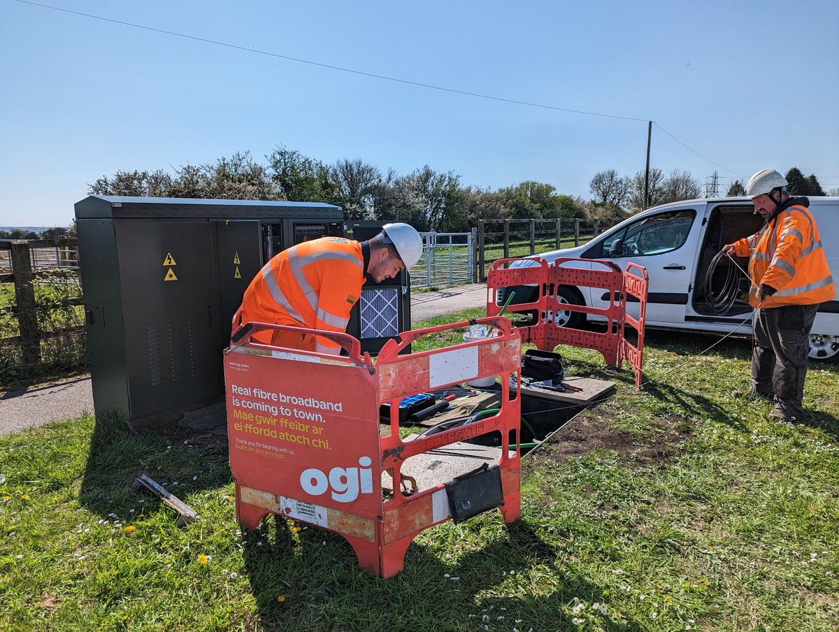 DigitalPembs's tweet photo. @NetworkPlusltd engineers are working hard at the active cabinet in Neyland
Tomorrow @OgiWales will begin to commission the network ahead of their first connections in the town later this month.

#ultrafast #fibrebroadband #connectingpembrokeshire #FTTP #fullfibre #gigabitcapable https://t.co/QcEEwoMlbR
