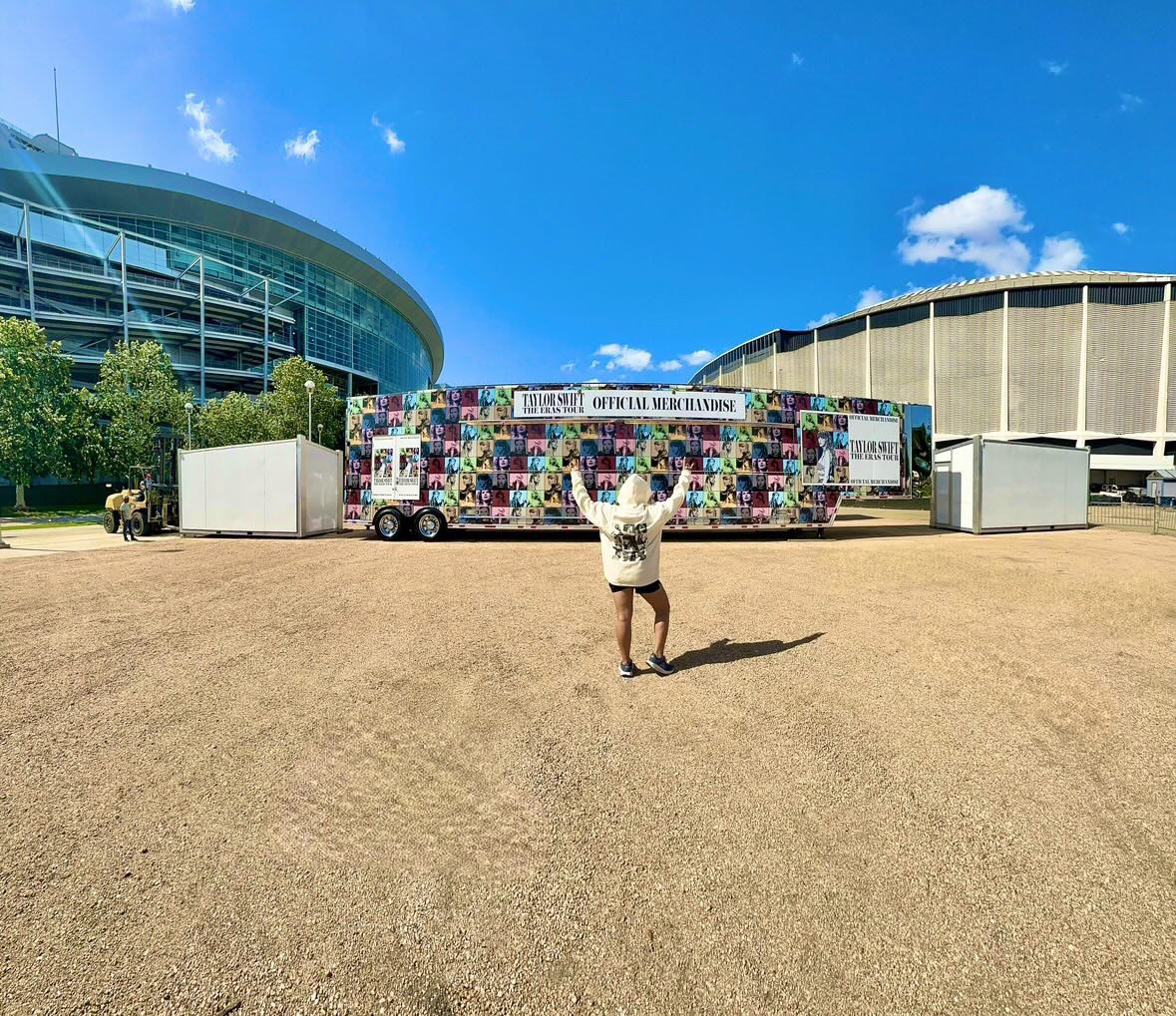 TSTheErasTour's tweet photo. 🚚 @nrgpark (Taylor’s Version) ❤️

#HoustonTSTheErasTour #TSTheErasTour https://t.co/IwcVl1XSJK