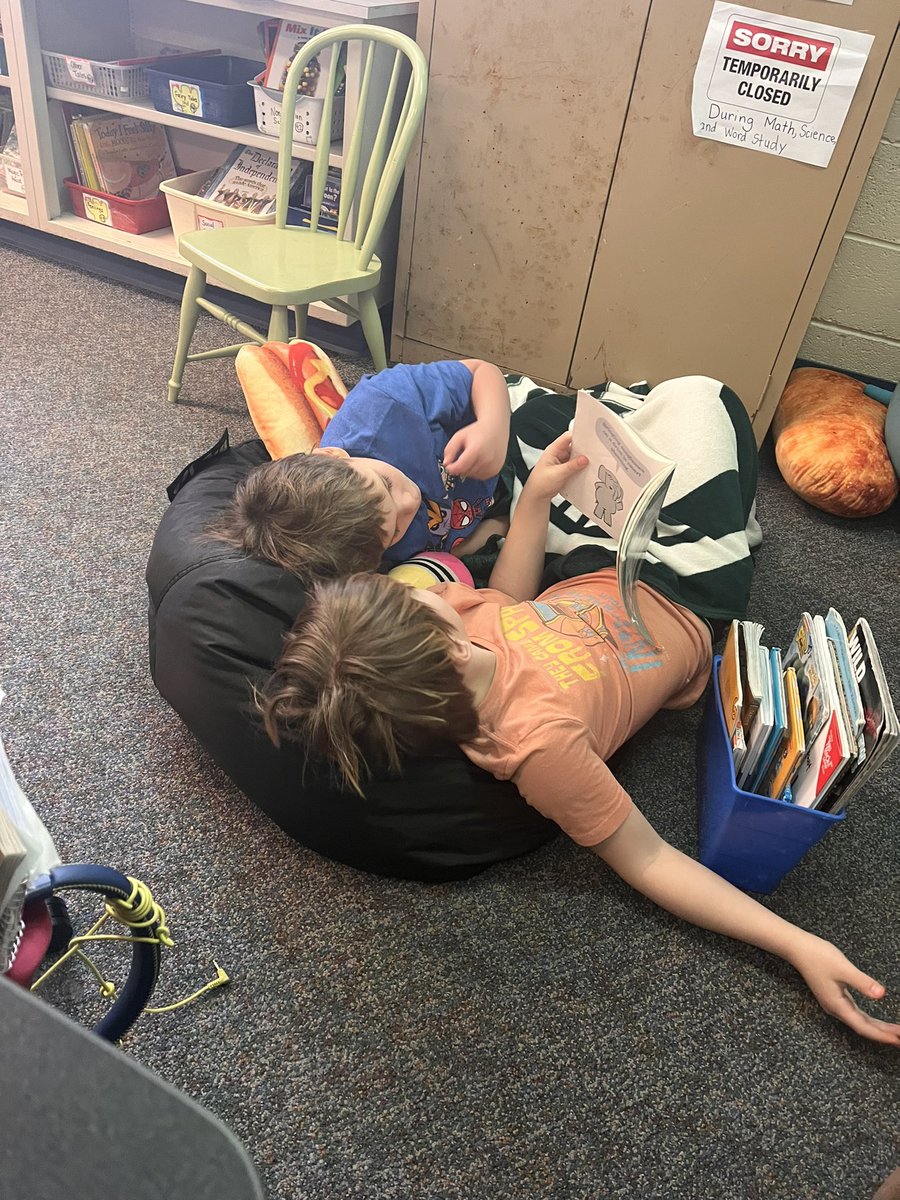 kimwheaton03's tweet photo. Snuggle up with a good book, or a few! 📚 ❤️📚#InMarauderCountry https://t.co/tSBDm2Dksq