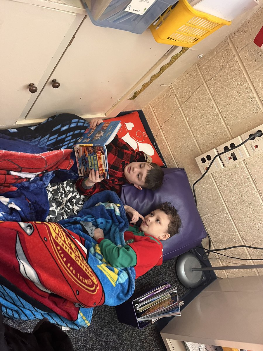 kimwheaton03's tweet photo. Snuggle up with a good book, or a few! 📚 ❤️📚#InMarauderCountry https://t.co/tSBDm2Dksq