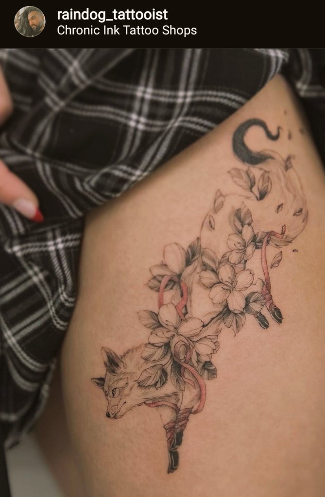 I love my last tattoo, and I'm craving another one.... 😅

Kitsunes are my spirit animal 🦊

#kitsunetattoo #tattoodesign #chronicink #torontotattoo #foxtattoo