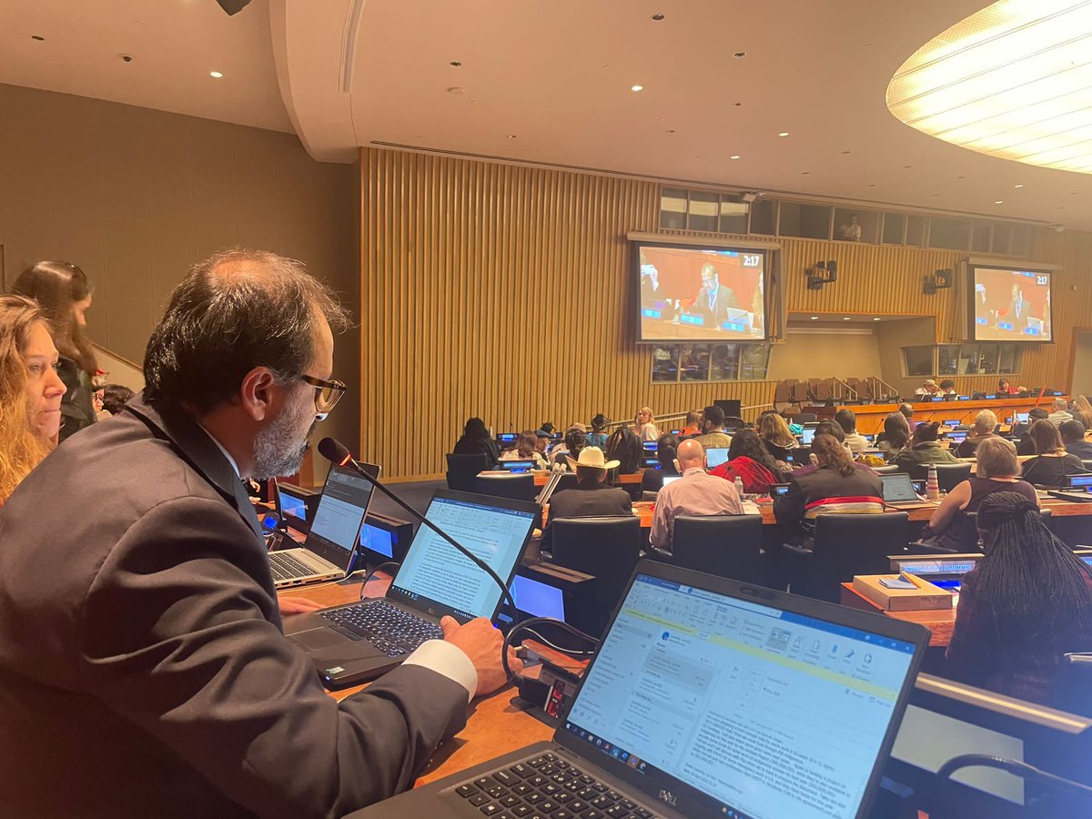 OITAmericas's tweet photo. Los #PueblosIndígenas deben estar presentes en los espacios de toma de decisión para la fórmulación de políticas de #ProtecciónSocial. Seguimos comprometidos en avanzar para contribuir a que estos pueblos gocen de sus derechos, dice @HCoronadoCh de #OIT durante el #UNFPII en NY. https://t.co/UuOYz5u4D0