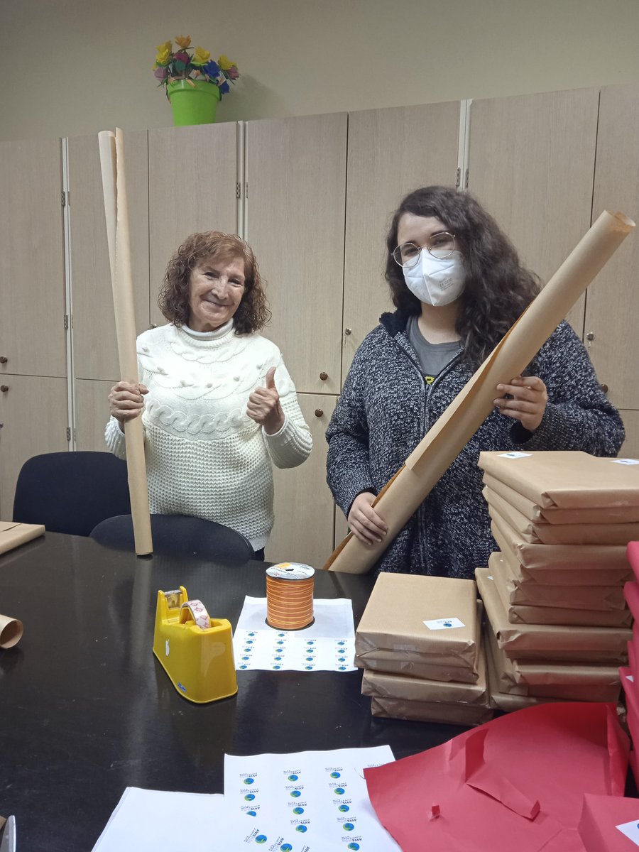AvismonCat's tweet photo. 🚦Escalfem motors a Avismón perquè enguany, la diada de #SantJordi2023 sigui motiu d'alegria i d'il·lusió per la #gentgran.
L'equip de #voluntariat prepara llibres i roses amb el mateix amor i cura que s'entregaran. https://t.co/0HhepY1yxY