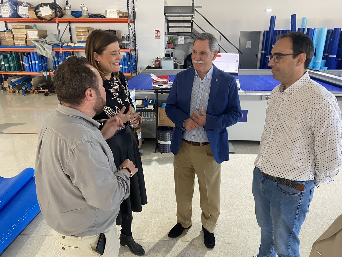 jfvisosanchez's tweet photo. 📆 Jueves en Baena, junto a @crispiernagorda, su alcaldesa, para conocer las necesidades en Formación Profesional de los institutos baenenses y visitar @intcoverpool, empresa local en máxima expansión donde realizan la FCT algunos alumnos/as del municipio. https://t.co/HnV2dk9cis