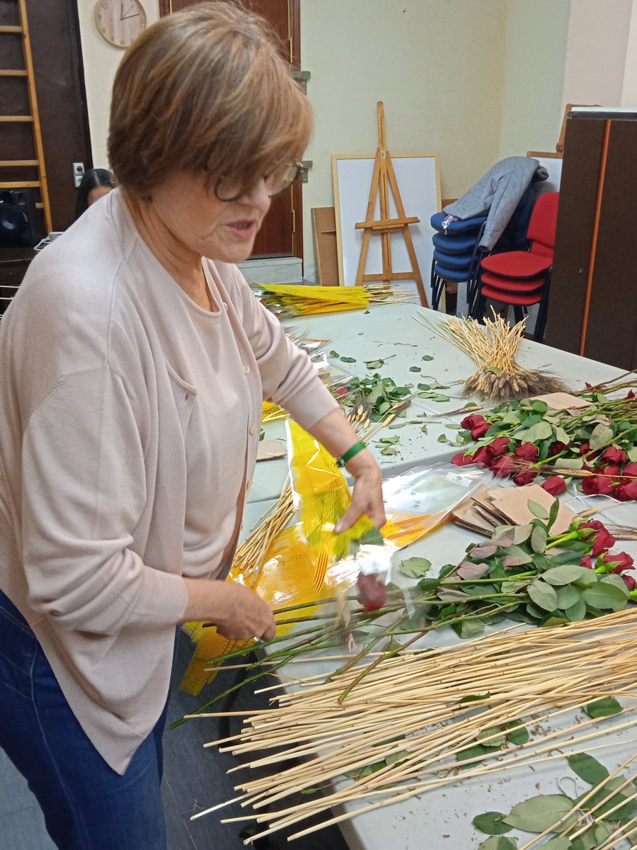 AvismonCat's tweet photo. 🚦Escalfem motors a Avismón perquè enguany, la diada de #SantJordi2023 sigui motiu d'alegria i d'il·lusió per la #gentgran.
L'equip de #voluntariat prepara llibres i roses amb el mateix amor i cura que s'entregaran. https://t.co/0HhepY1yxY