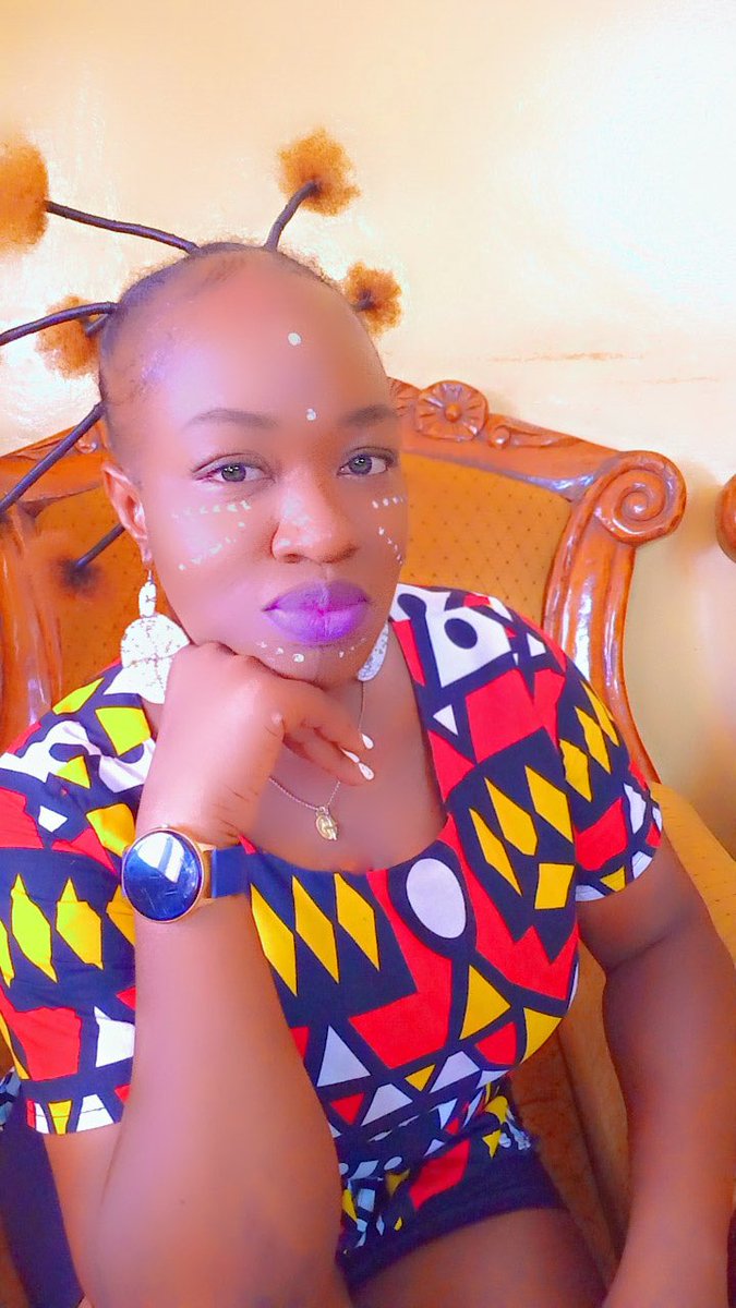 LKadyogo's tweet photo. Un peu d’originalité, ça ne fait pas de mal ☺️☺️
En tout cas je ne passe pas inaperçue avec cette coiffure !
Un Monsieur m’a demandé ce matin à une réunion : « Madame vous êtes artiste? » j’ai rigolé 😂😂
#thursdaymood #africangirl #PaintFace #AfricanHair #BurkinaFaso 🇧🇫🇧🇫 https://t.co/JaEAkJEoCD