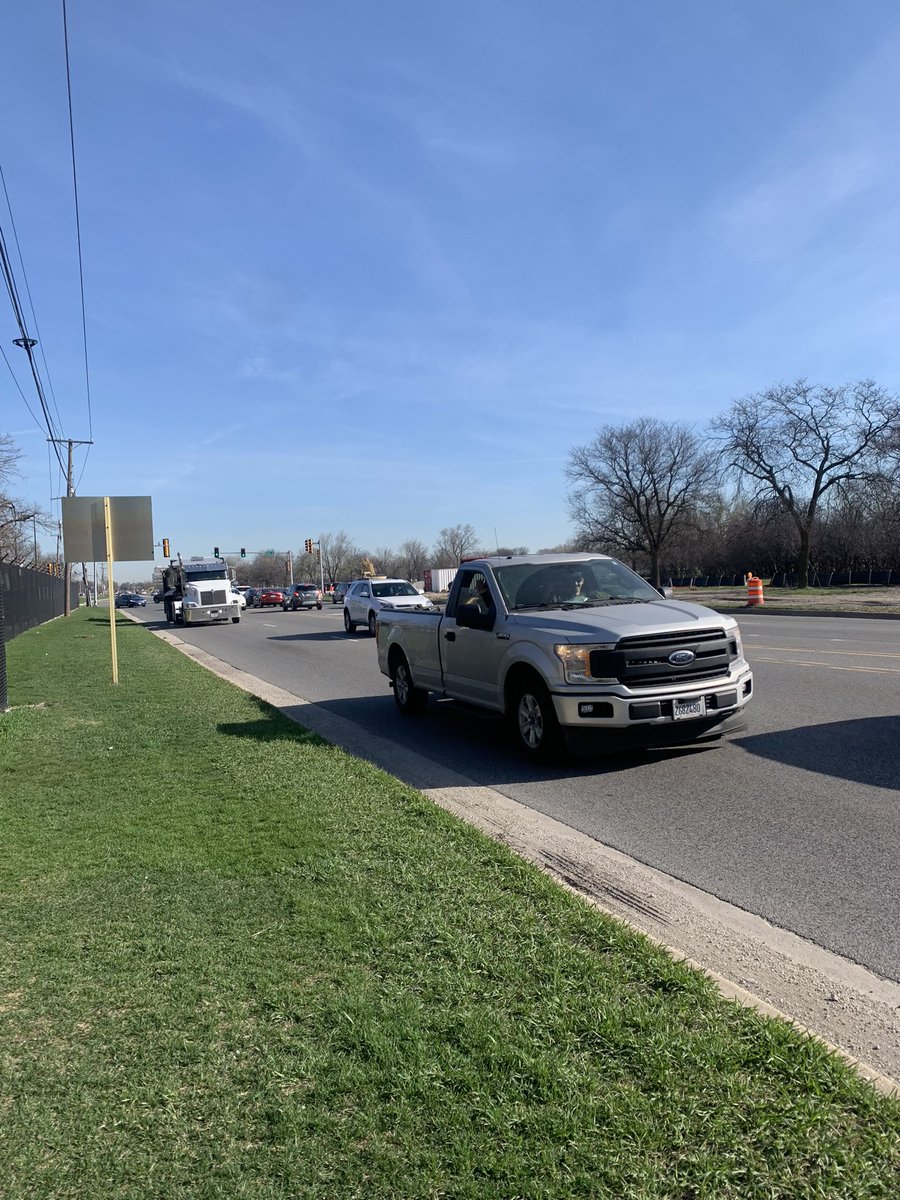 Martha__Carlson's tweet photo. Can a sidewalk/bike path be put in on First Ave from Cermak to Loyola?No safe way to get from bus or by bike along this stretch. Ridiculous and dangerous. @ToniPreckwinkle @DeptVetAffairs #Building37 @LoyolaHealth @LoyolaOnc @cookcountygov https://t.co/zHf1HF5LZR
