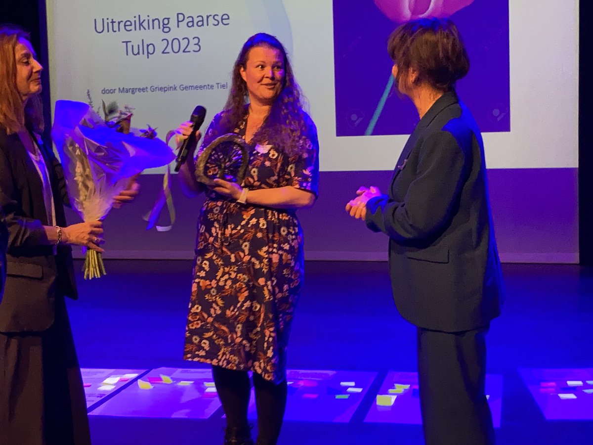 HendriksN's tweet photo. ⁦@OBRivierenland⁩ @LisannevanIterson krijgt tijdens Update #regionaaltaalakkoord #Rivierenland Paarse Tulp uitgereikt voor inzet terugdringen voorkomen laaggeletterdheid https://t.co/mUEX9vpV2g