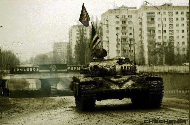 AtTayfaMansoura's tweet photo. ✍🏽 La Tchétchénie a été marquée par deux guerres particulièrement violentes, entre 1994 et 1996 et entre 1999 et 2009.

Début octobre 1999, l’armée russe tente de reprendre dans la violence le contrôle de la Tchétchénie, faisant des centaines de milliers de morts. https://t.co/dcLwtLemIG