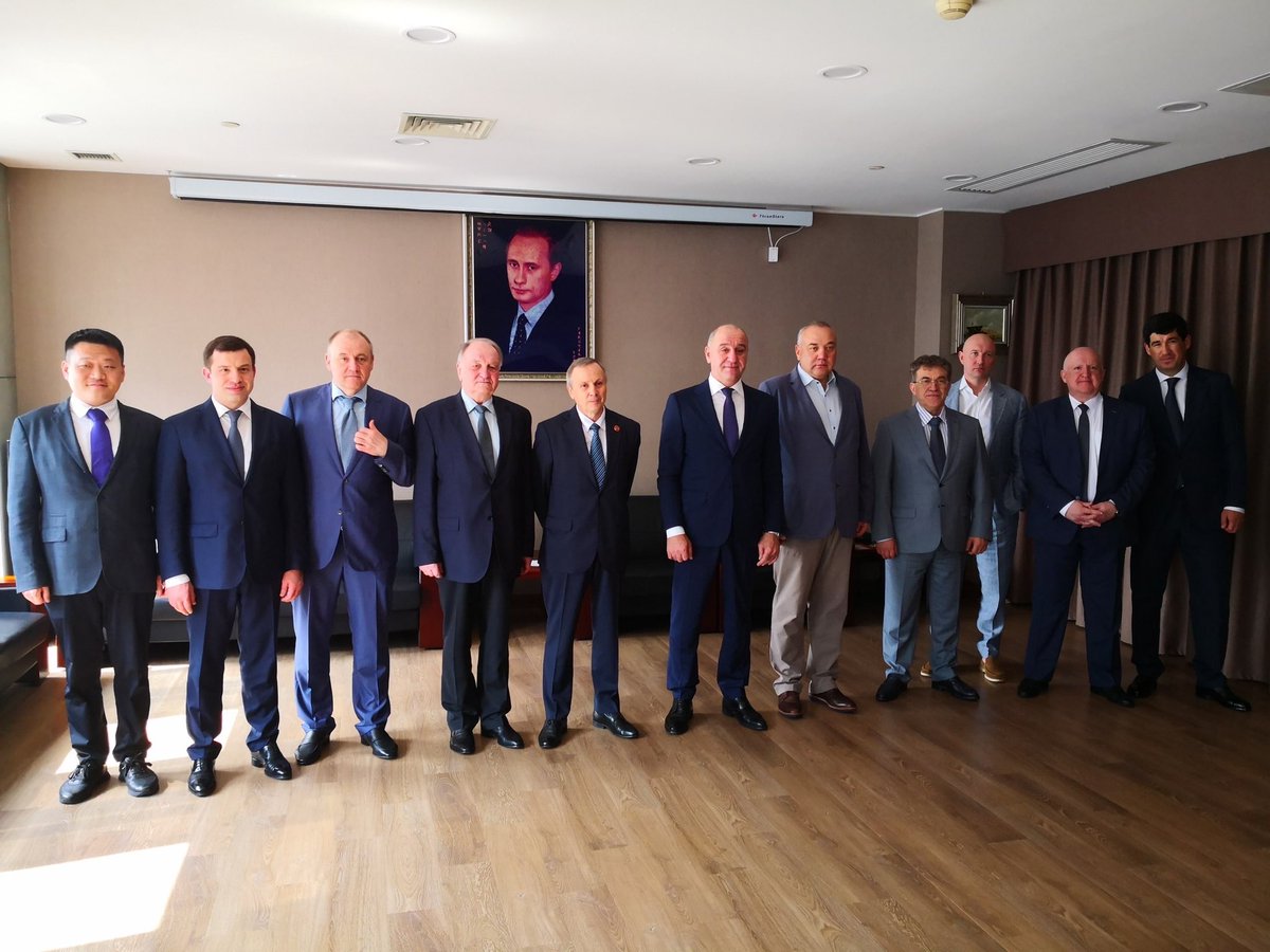 mwmidru's tweet photo. 17 апреля с.г. в Генеральном консульстве России в Гуанчжоу состоялась встреча Генерального консула А.Черноусова с Главой  Карачаево-Черкесской Республики Р.Темрезовым и членами делегации КЧР, прибывшими в провинцию Гуандун с рабочим визитом. https://t.co/pNDyJkaI27