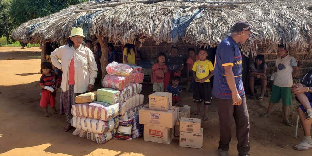 SalMissions's tweet photo. 300+ #foodbaskets were distributed by volunteers of St. Dominic Savio parish in Campinápolis, Brazil to #needyfamilies in the indigenous community of the Xavante villages. Donated goods were funded by kind donors from Salesian parishes throughout Italy. 🍞🥣🍽️ #feedingthepoor https://t.co/hqrAmb8ANt