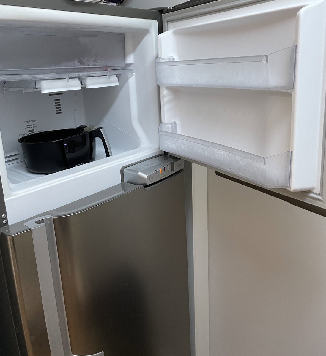 cinemagrath's tweet image. fui fazer um nugget na air fryer e tava demorando muito pra ficar pronto

fui ver quanto tempo faltava no timer e além de ter esquecido de colocar o timer, a panela também não estava lá

eis que abro meu congelador e