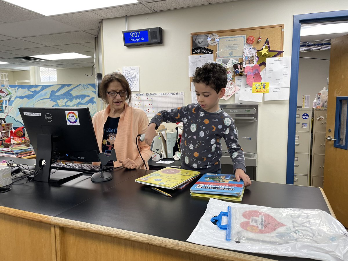 mish33ltps's tweet photo. Look. Who are the Librarians for the Day!!?? @AmyAmiet @EPSRocks @LTPS1 https://t.co/w35B9s3Wrx