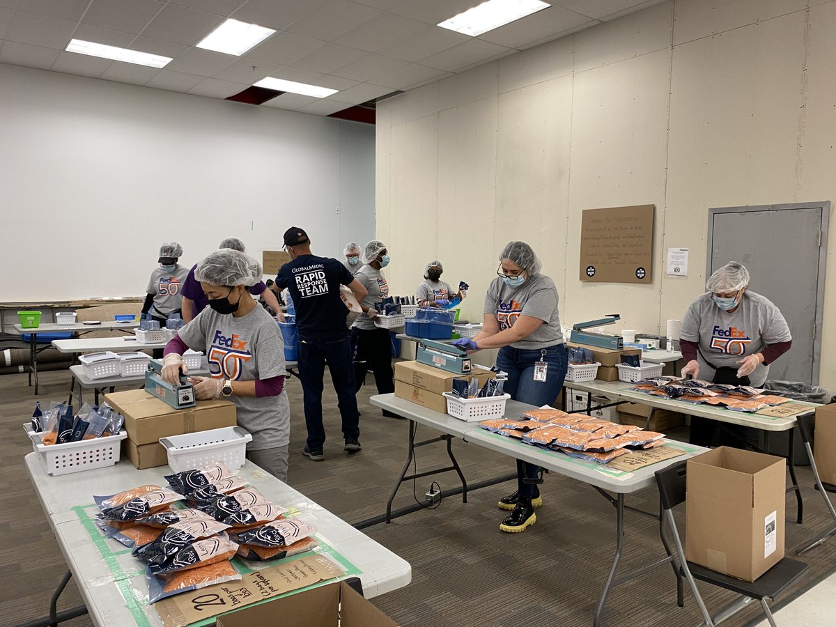 globalmedicdmgf's tweet photo. For their 50th birthday celebration, FedEx #volunteers helped us pack 1740 lbs of food for local food banks, and bars of soap for families affected by disasters. Thank you @FedExCanada and Happy Birthday!
#NationalVolunteerWeek #FedEx50 https://t.co/UzvZsCXssU