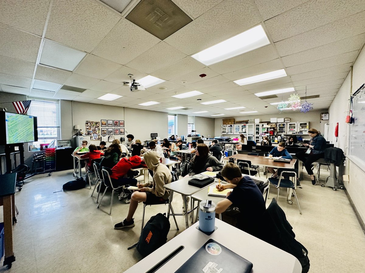 ABuhr_WSMS's tweet image. Mrs. Petzall&apos;s 7th grade students are highly engaged in the lesson today on compounds, mixtures and elements! I LOVE seeing &amp;amp; hearing their learning and watching students help one another relate their understanding to experiences! #WSMSWolves #WeAreWentzville