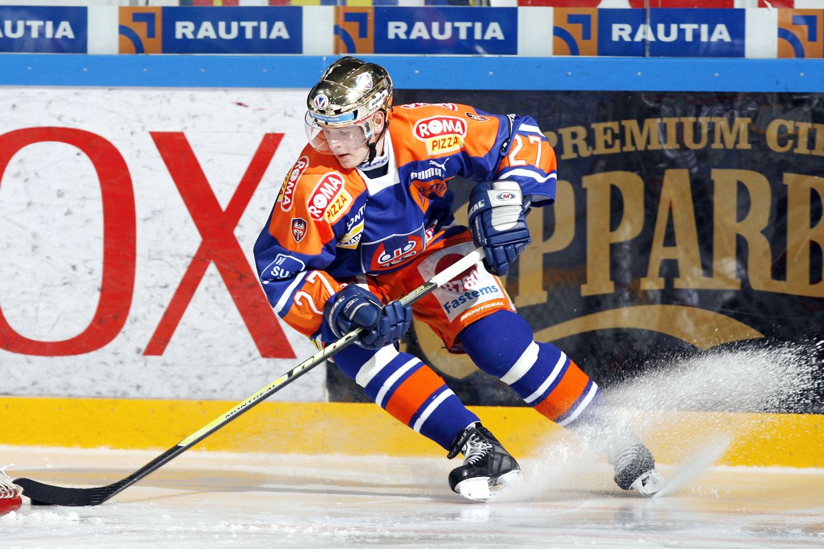Tapparaofficial's tweet photo. Nauti illasta ja kiitos hienosta urasta, Konna! 💙🧡

#Tappara #Liiga https://t.co/xdLfAdbdkM