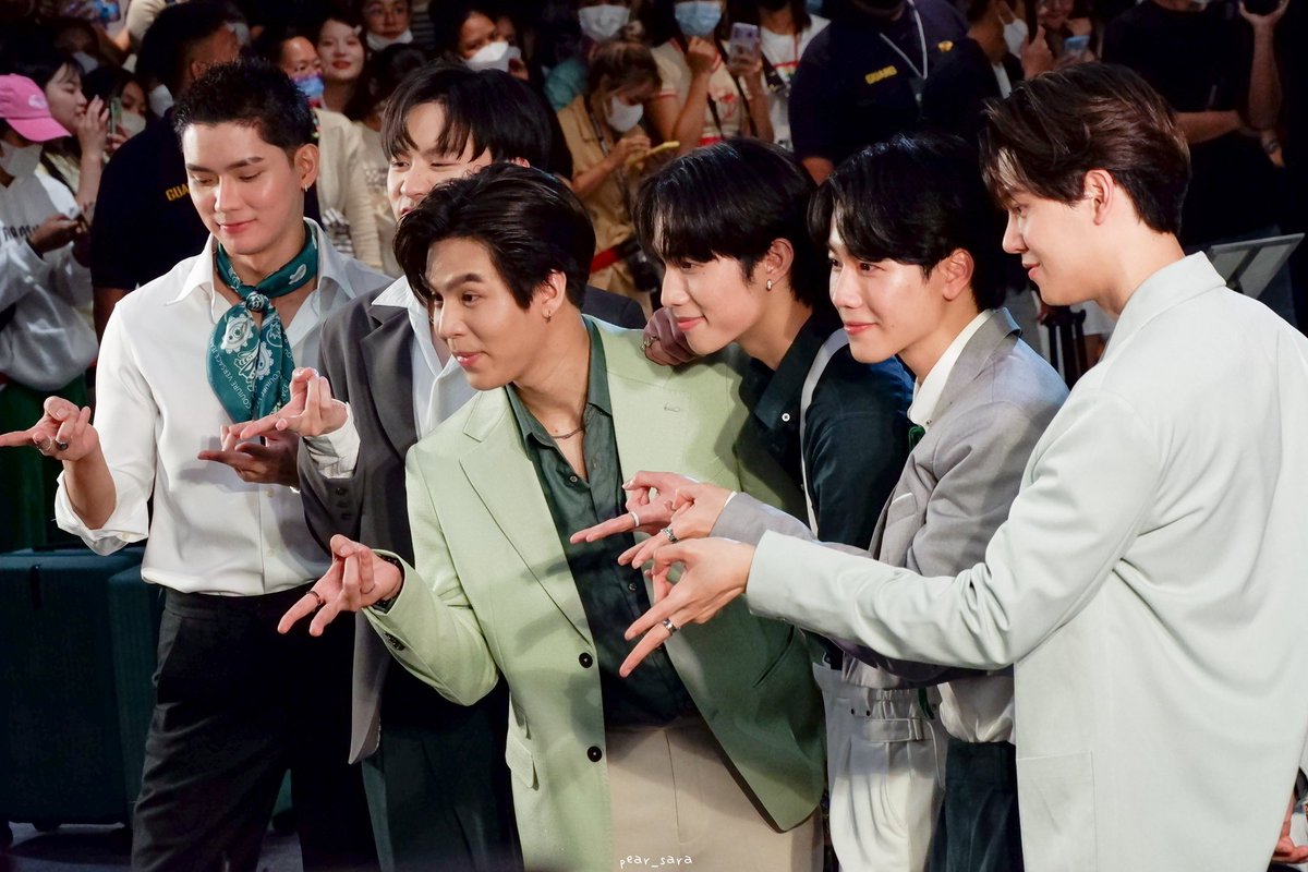 PPPearrr's tweet photo. เฟรมที่คิดถึง น่ารักสุบๆเลยย 🥺

#nathadej #bbverpj 
#teerex_knk #prat_bapo
#yinyin_anw #warwanarat 
#GrabCarPremiumxYinWar https://t.co/LkRo0eiIRv