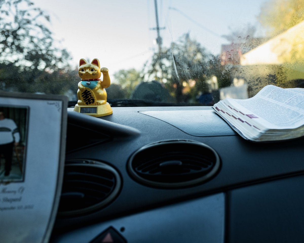 “I learned to keep my needs simple. They can put me in a raggedy hotel, but I’ll clean it, turn the lights of and enjoy my evening " sheltersuit.com/unsheltered-mo…

Marion and the car that serves as her home.
#homelessness