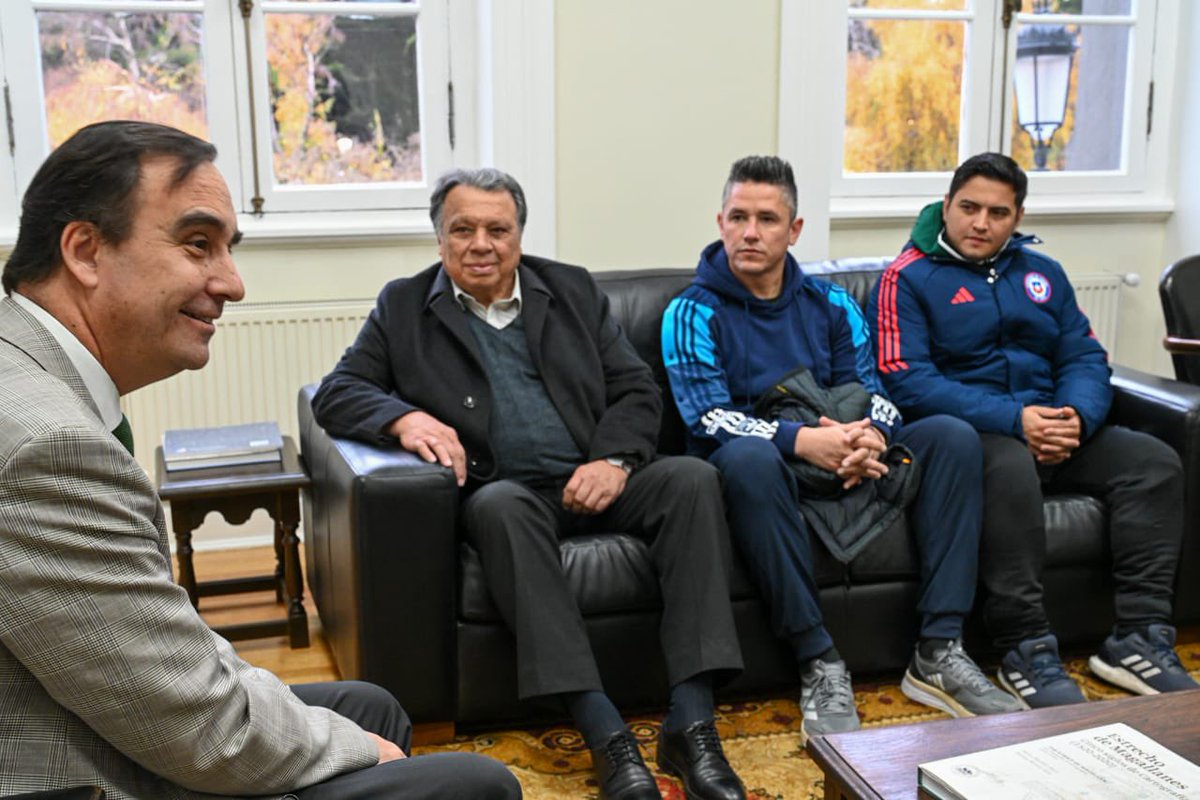 gore_magallanes's tweet photo. Muy contento de concretar este proyecto con el Club Deportivo el “Pinguino”. Es un orgullo para la región  poder trabajar con la ANFP y que las figuras del deporte como Don Elias Figueroa estén en Magallanes en el marco de “FIFA For Schools Punta Arenas” @fifa https://t.co/a0ES7MnlHg