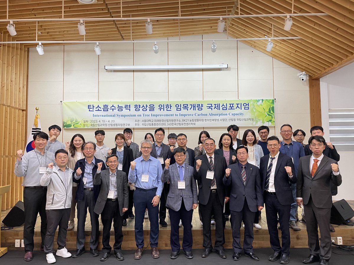 KGFLD_Prague's tweet photo. 🌳 Prof. Lstibůrek's 1-month stay at #SeoulNationalUniversity featured an engaging lecture on breeding strategies &amp; seed orchards at Korea's National Institute of Forest Science. His innovative "ONA" algorithm has already helped establish seed orchards in Korea! 🌲🌏 #NIFSKorea https://t.co/AKeZckkSub