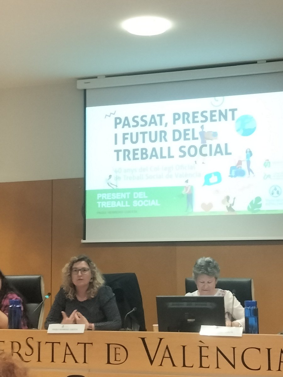 tsocialHCV's tweet photo. "Passat, present i futur del Treball Social" esta tarde en la Facultad  de Ciencias Sociales. Se continúan celebrando los 40 años de nuestro colegio. @COTSvalencia
Paqui Herrero habla del presente del Trabajo Social. @tsocialHCV
 @GVAclinic
#invisiblesperoinvenciblestsshcv https://t.co/4ySTIrhxOB