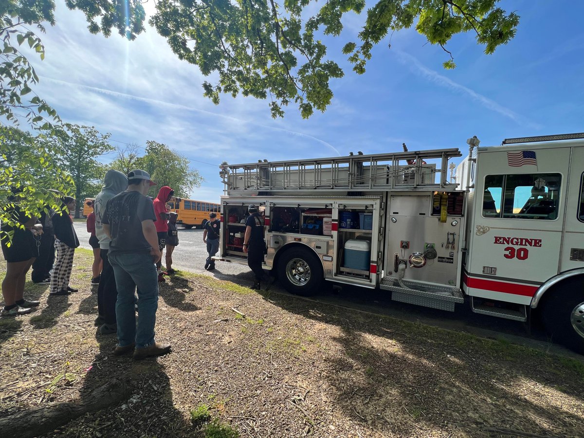 MrsPierce_'s tweet image. Thanks GFD for spending the morning with us! Students got to learn about the different types of hoses and why they are used. They also got to learn about the various different tools that a fire truck carries, and why!