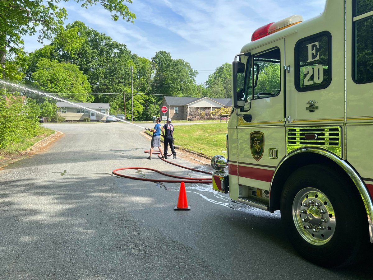 MrsPierce_'s tweet image. Thanks GFD for spending the morning with us! Students got to learn about the different types of hoses and why they are used. They also got to learn about the various different tools that a fire truck carries, and why!