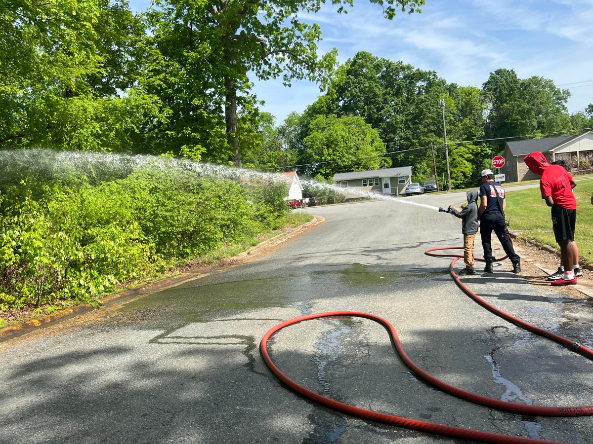 MrsPierce_'s tweet image. Thanks GFD for spending the morning with us! Students got to learn about the different types of hoses and why they are used. They also got to learn about the various different tools that a fire truck carries, and why!