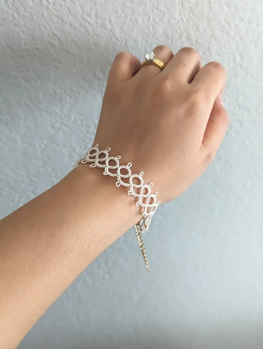 kupoknots's tweet photo. Still so very new with this hobby, but delighted with my first bracelet (⁠ ⁠◜⁠‿⁠◝⁠ ⁠)⁠♡

#shuttletatting #tattinglace https://t.co/uV43eBURrd