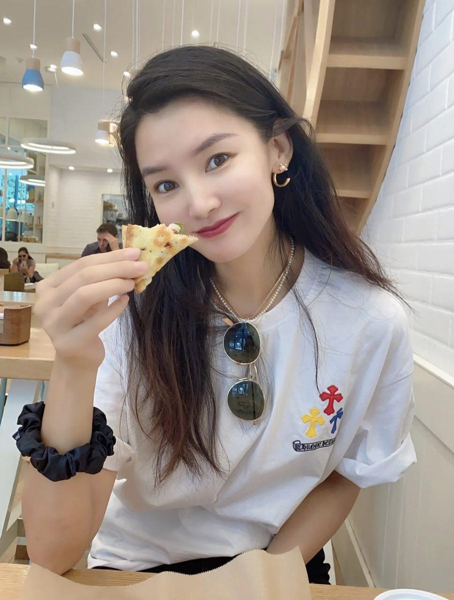 Tell yourself every day, you can have no princess life, but you must have a queen heart. Because you are not strong do not work hard, accidentally will live to be a burden to others.