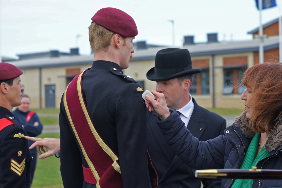 TheParachuteReg's tweet photo. Colonel Peter MacMullen (Col INF) inspected the #parachuteregiment guard's No.1 dress today, as did the #MasterTailor, so that final adjustments can be made in time for the #Coronation👑rehearsal stage, which starts next week. All four Bns are involved. 🟥 🟦🟩⬛️🆎💪 https://t.co/LEAnH4MuuO