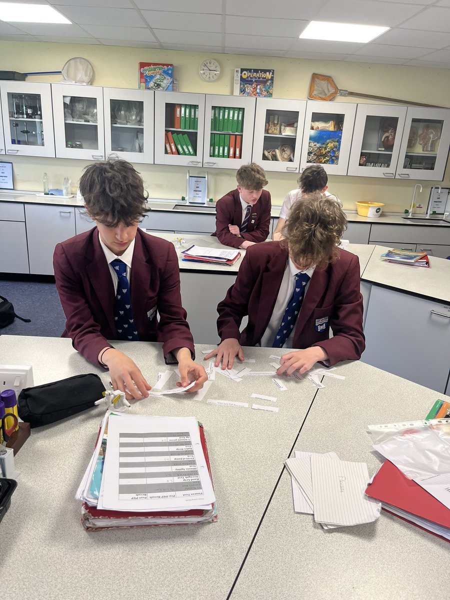 SGSPEDept's tweet photo. #SGSyear10 recapping methods of training & components of fitness in their revision lesson today. They also spent some time analysing their Pre- PEP fitness test results. Great work everyone! #SGSPE #SGSdifference https://t.co/5aUcZuOSIk