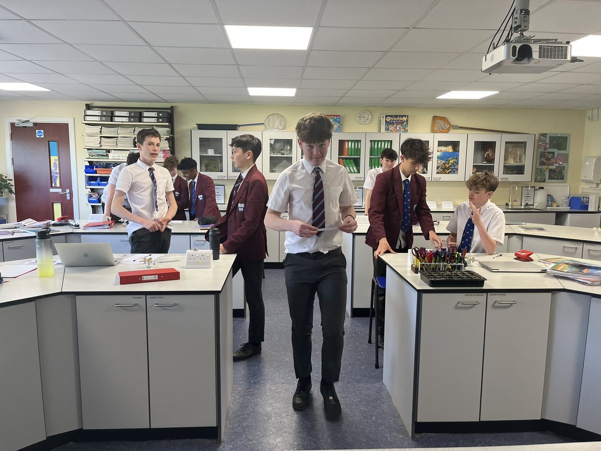 SGSPEDept's tweet photo. #SGSyear10 recapping methods of training & components of fitness in their revision lesson today. They also spent some time analysing their Pre- PEP fitness test results. Great work everyone! #SGSPE #SGSdifference https://t.co/5aUcZuOSIk