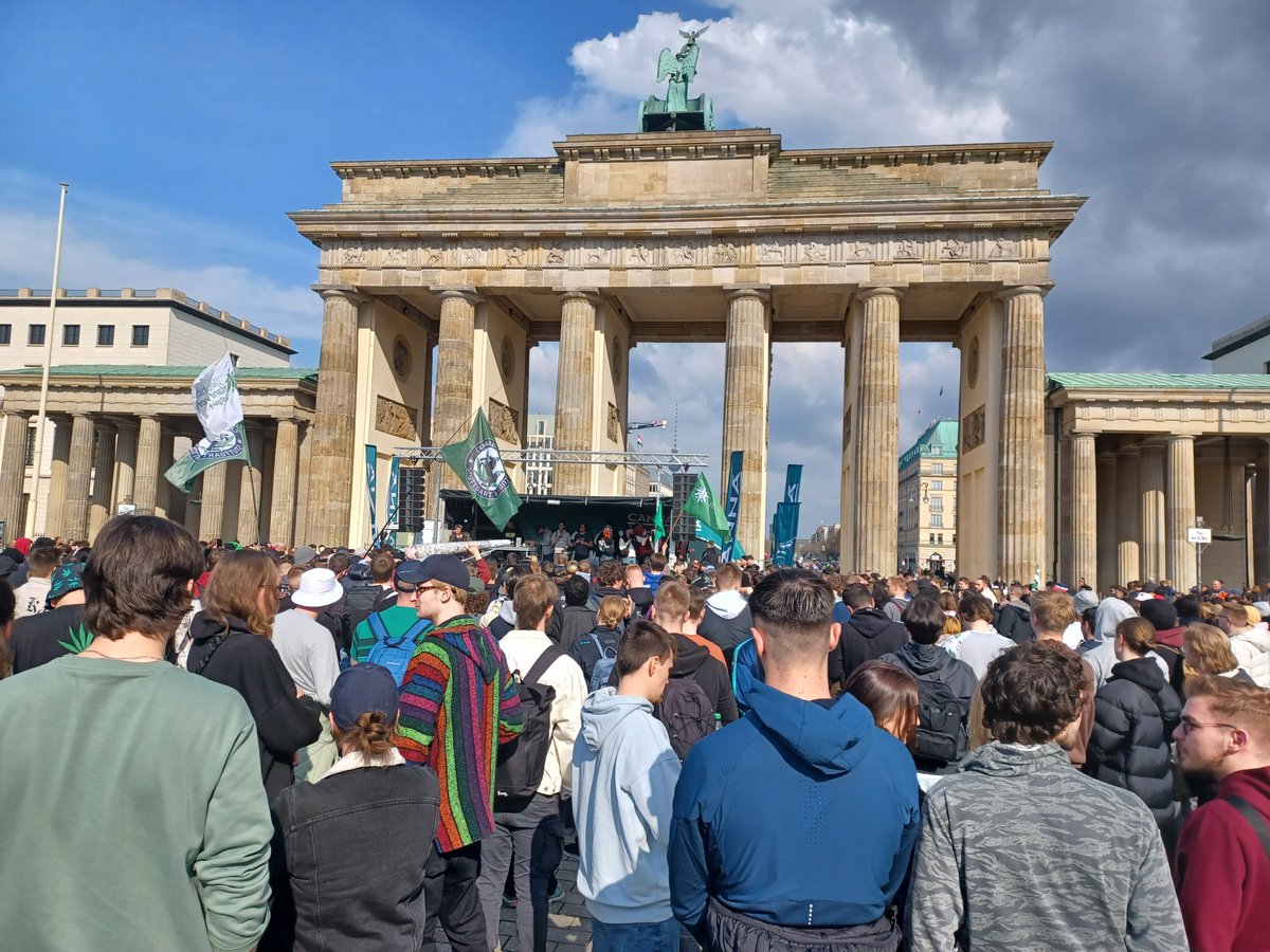 Heute zum 420 in Berlin am Brandenburger Tor für Cannabis, etwa 16:20 Uhr #Entkriminalisierung2023