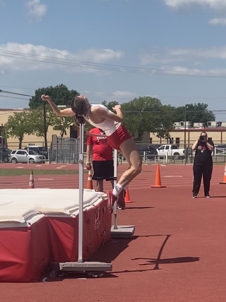 Senior Sydni Cartwright steals a 🥉 to earn her 🎟️ to the regional meet! #RiseUp #212