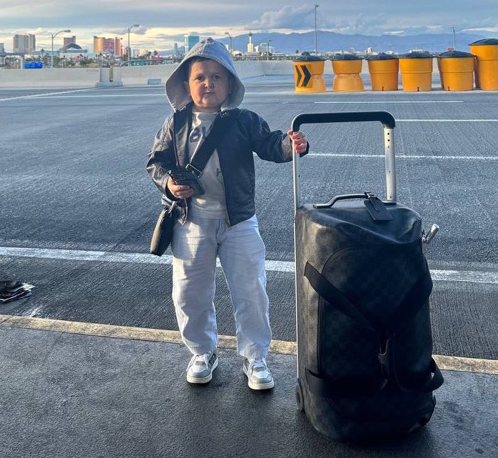ThisisiRadio's tweet photo. Every Irish person under 30 leaving for Australia: https://t.co/KA2KdZInBi