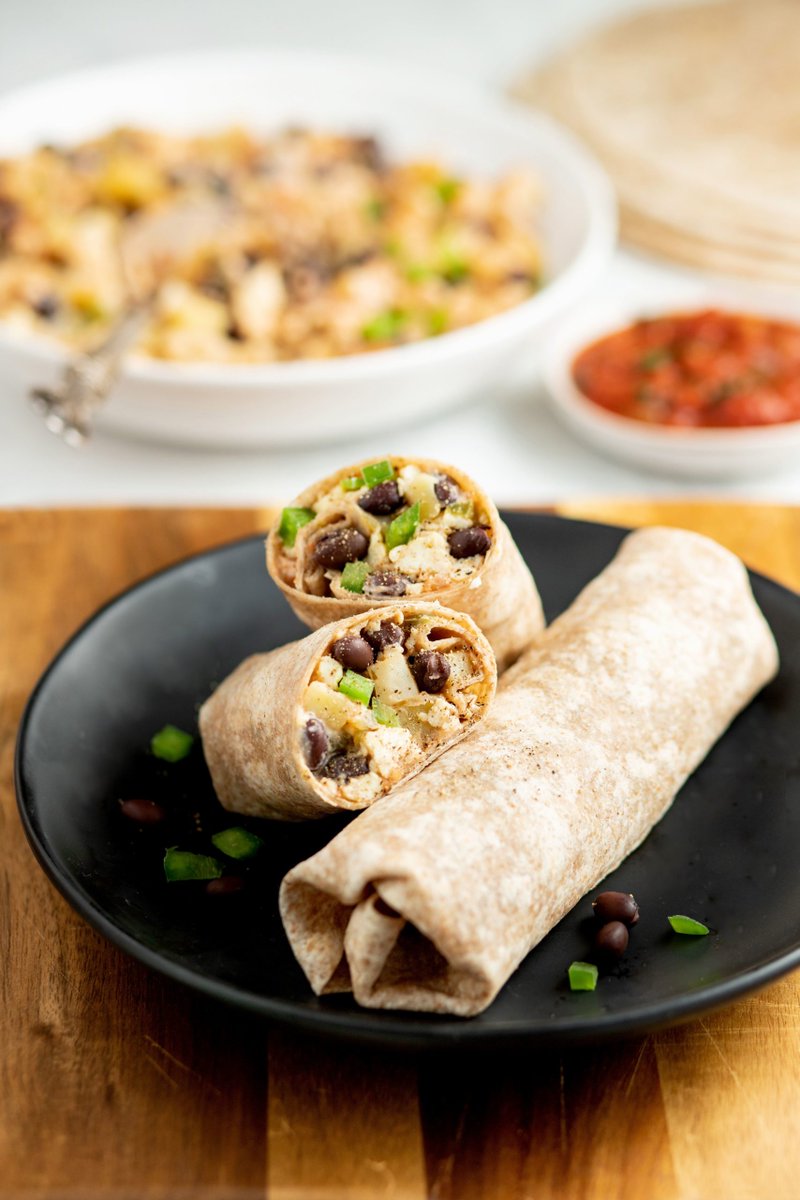 Black Bean Breakfast Burritos are easy to make & a great morning time saver for breakfast on the run! You can also serve this as a bean, egg & veggie skillet for Sunday brunch with whole grain toast.
ow.ly/5gaE50Nw88h
#LovePulses #LoveCDNBeans #Breakfast
