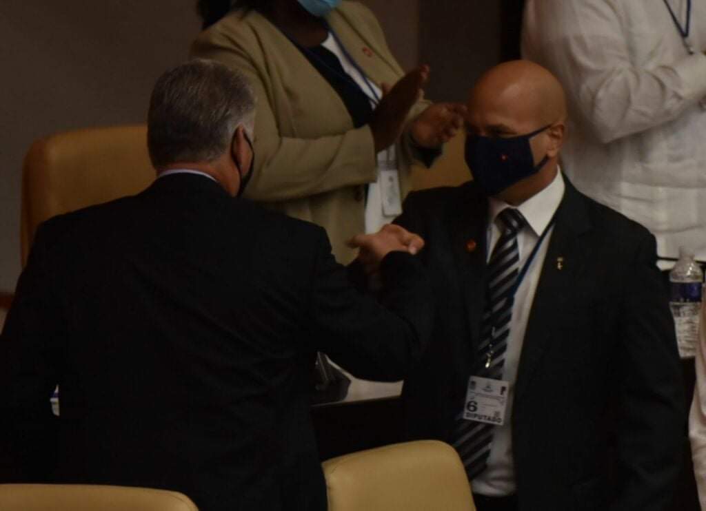 Le han tirado con todo y ahí está, vivo y guapeando. ¡Feliz Cumpleaños Presidente! ¡Gracias por la oportunidad de ser un soldado en su misma trinchera! #Cuba #CDRCuba #AsambleaDelPuebo