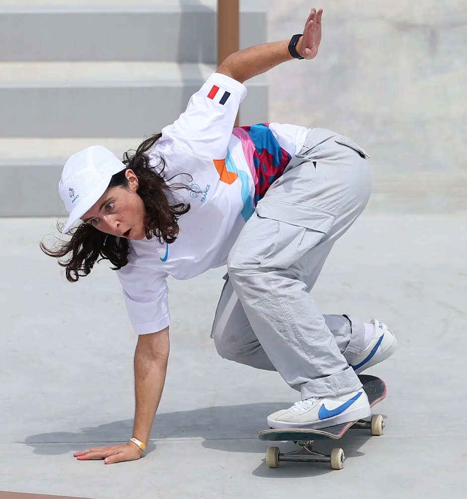 LMPositif's tweet photo. 🇫🇷 Charlotte Hym, 30 ans, est doctoresse en neurosciences cognitives et fait partie de l'équipe de France de skateboard ! Championne de France de skateboard street de 2017 à 2021, elle se prépare aujourd'hui pour les JO 2024 ! 👏 (Olympics) https://t.co/BFEl7Gf9OB