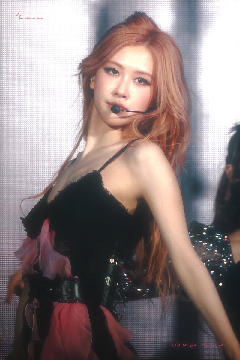 ysldoIIrosie's tweet photo. rosé does not know how not to serve https://t.co/wvZtRHOVkV