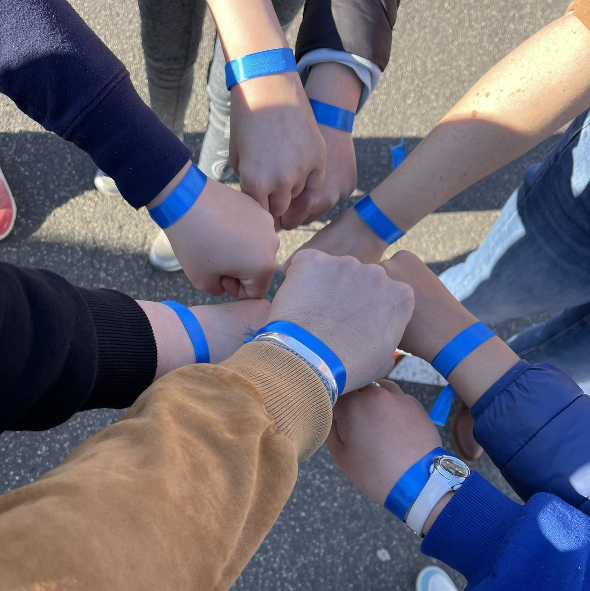 personanngrata7's tweet photo. 🗓️💡Journée d’action avec les ambassadeurs harcèlement de l’équipe pHARe du collège aujourd’hui : une mobilisation collective auprès des écoles primaires dans le cadre de la liaison écoles / collège ! Au programme, le rôle des témoins ✊🏼🔵 https://t.co/Gsthsolyn8