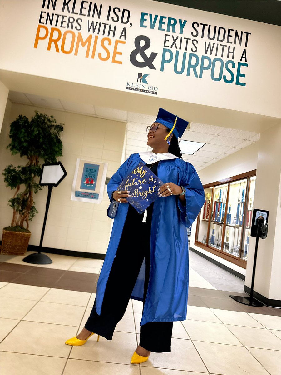 desireerl78's tweet photo. STAAR Dress Up Spirit Week @UlrichKISD “Dress for Success” ❤️💙
I wanted to provide a visual representation of my definition of success for our Bulldogs ❤️💙….and as always the #mamabearkat in me is going to rock the Blue & Gold 💙💛 #promisetopurpose #futuregraduates👩🎓👨🎓 https://t.co/zMhyVH641m