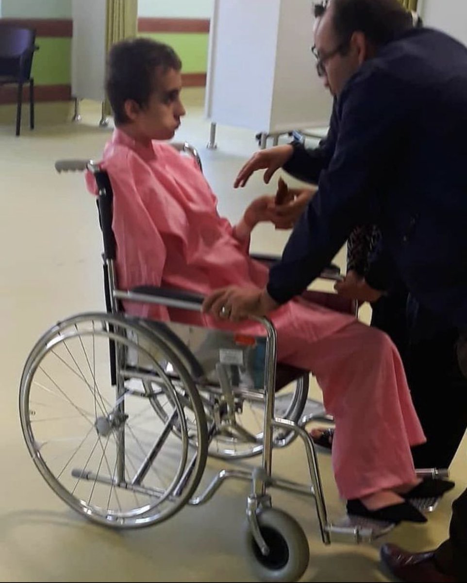 Einige werden sich an den Fall der 16jährigen #HastiHosseinpanahi erinnern. Sie wurde im Nov. 2022 in Dehgolan so schwer von Regimeschergen mit einem Schlagstock verprügelt, dass sie ins Koma fiel. Zu Nowruz ist sie aus dem Koma erwacht. Sie sitzt im Rollstuhl. #IranRevolution