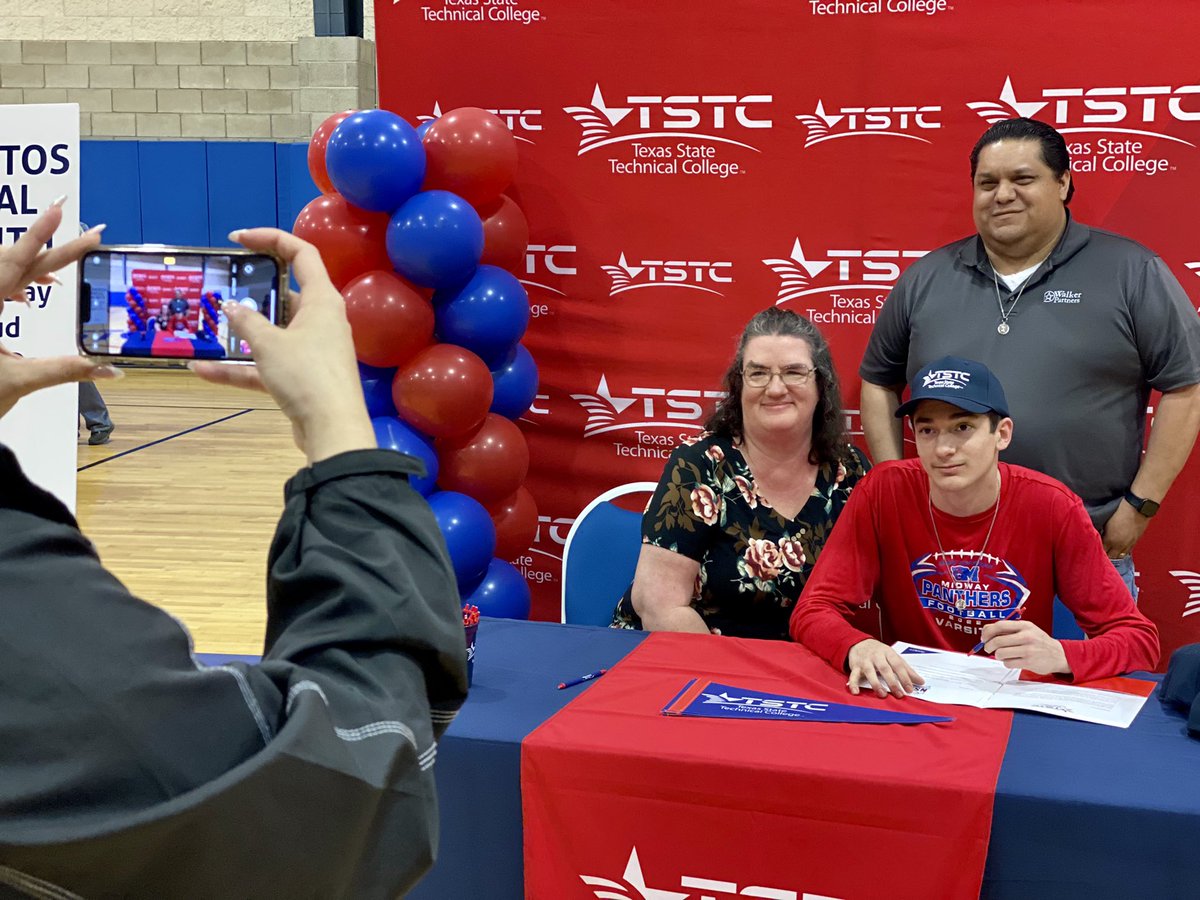 elizabethbcox's tweet photo. It’s a full house of proud families &amp; educators celebrating with area students committing to continue their education @tstcwaco! Congrats to our @WacoHighSchool &amp; Greater Waco Advanced Manufacturing Academy students! 

#TSTCSigningDay #NC3SigningDay @WacoISD @MidwayISD @Region12 https://t.co/lQZARieKke