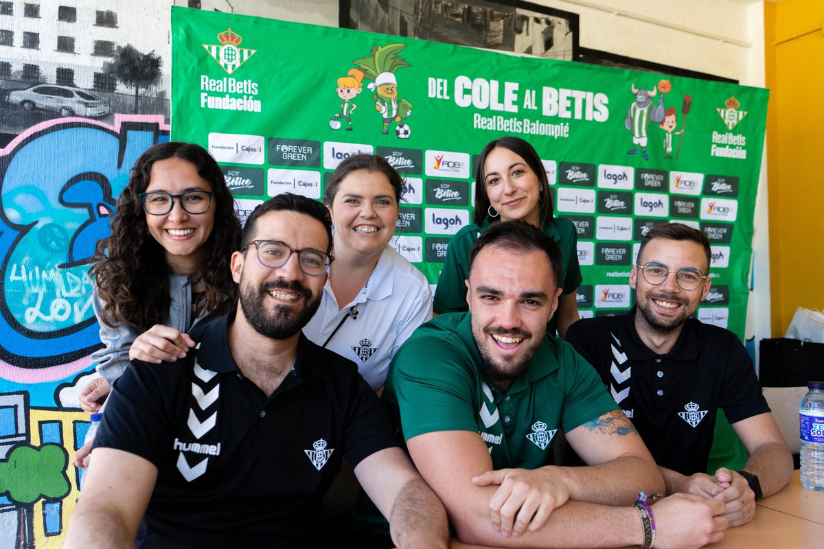 RBetisFundacion's tweet photo. Una semana más hemos contado con la colaboración de los voluntarios verdiblancos del programa @RealBetis - @caixabank en Del Cole al Betis 📚💚

¡Gracias por vuestro trabajo! 🤗 https://t.co/TNVzHiBV3J
