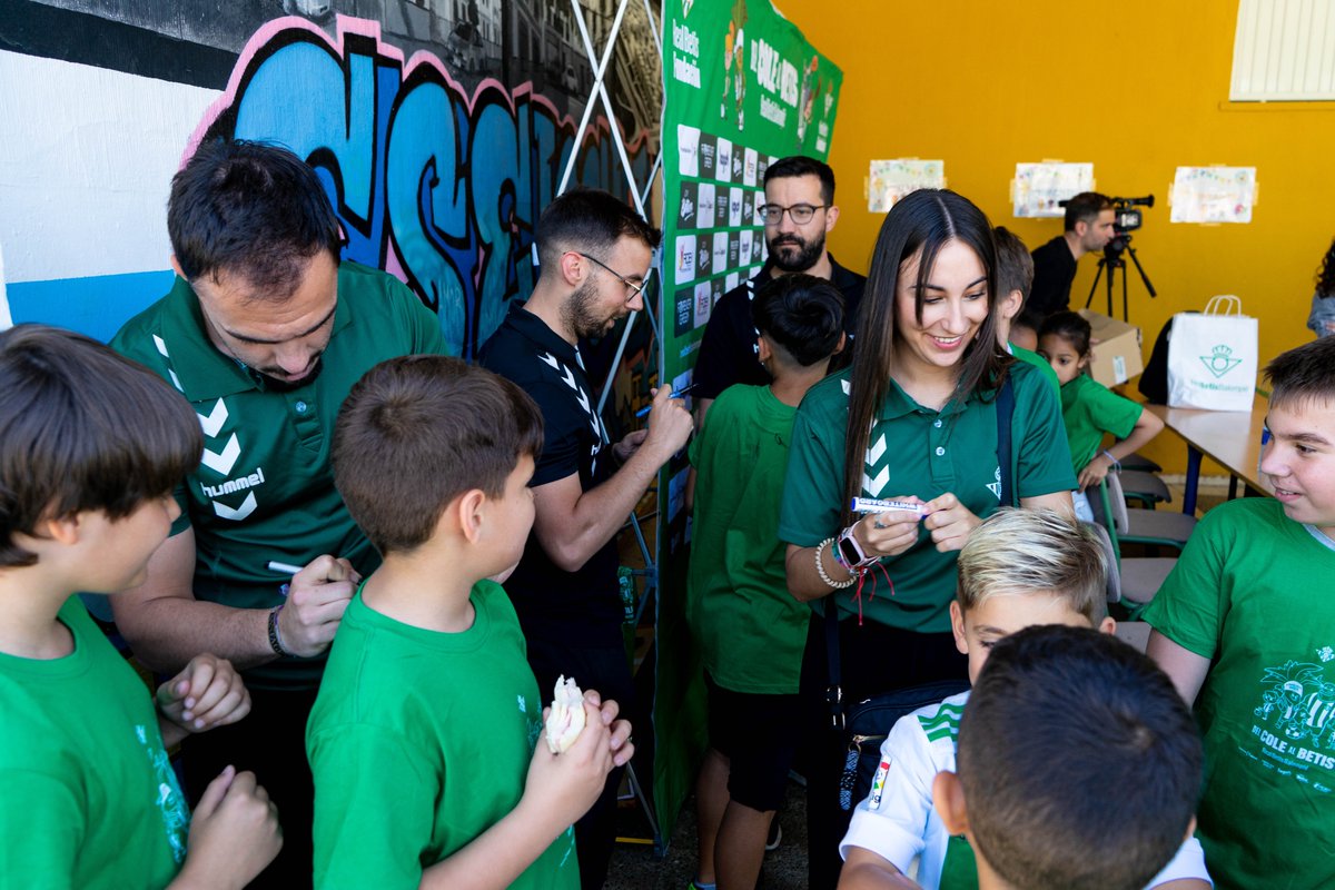 RBetisFundacion's tweet photo. Una semana más hemos contado con la colaboración de los voluntarios verdiblancos del programa @RealBetis - @caixabank en Del Cole al Betis 📚💚

¡Gracias por vuestro trabajo! 🤗 https://t.co/TNVzHiBV3J