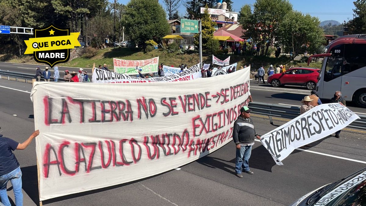 QuePocaMadre_Mx's tweet photo. 🚫 LA TIERRA NO SE VENDE ‼️🎥
#AlertaVial 

Comuneros de #Acazulco mantienen un #bloqueo sobre la carretera #México-#Toluca, a la altura de #LaMarquesa, en #Ocoyoacac, #Edomex; exigen la defensa de sus tierras.
⚠️ Extreme precauciones y utilice vías alternas. https://t.co/U1mOlenShA