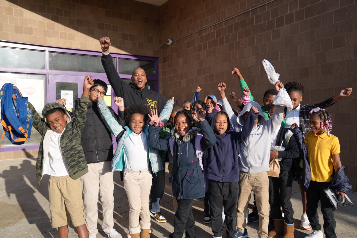 MSCSK12's tweet image. We're keeping the excitement high for the start of the TCAP/EOC season! 
Students were greeted with smiles and cheers this week from teachers, staff, and community partners, encouraging them to do their best on the test!
@SouthwindElem
@GeeterSchool